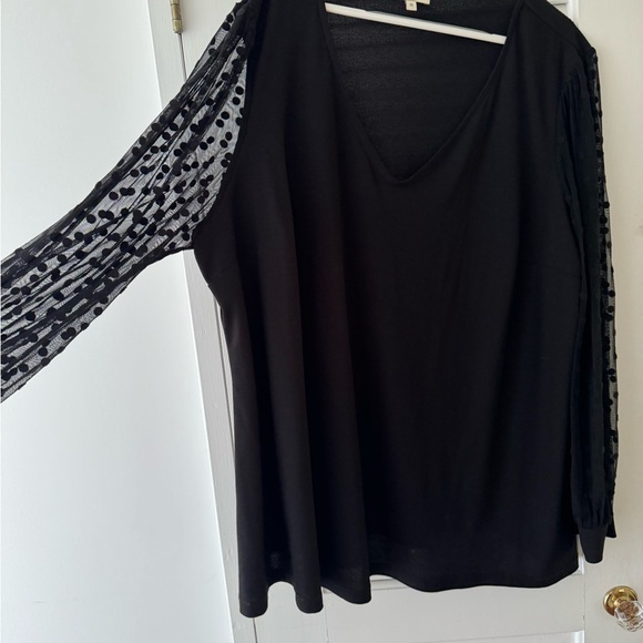Black top with mess arms with detail - Picture 3 of 5